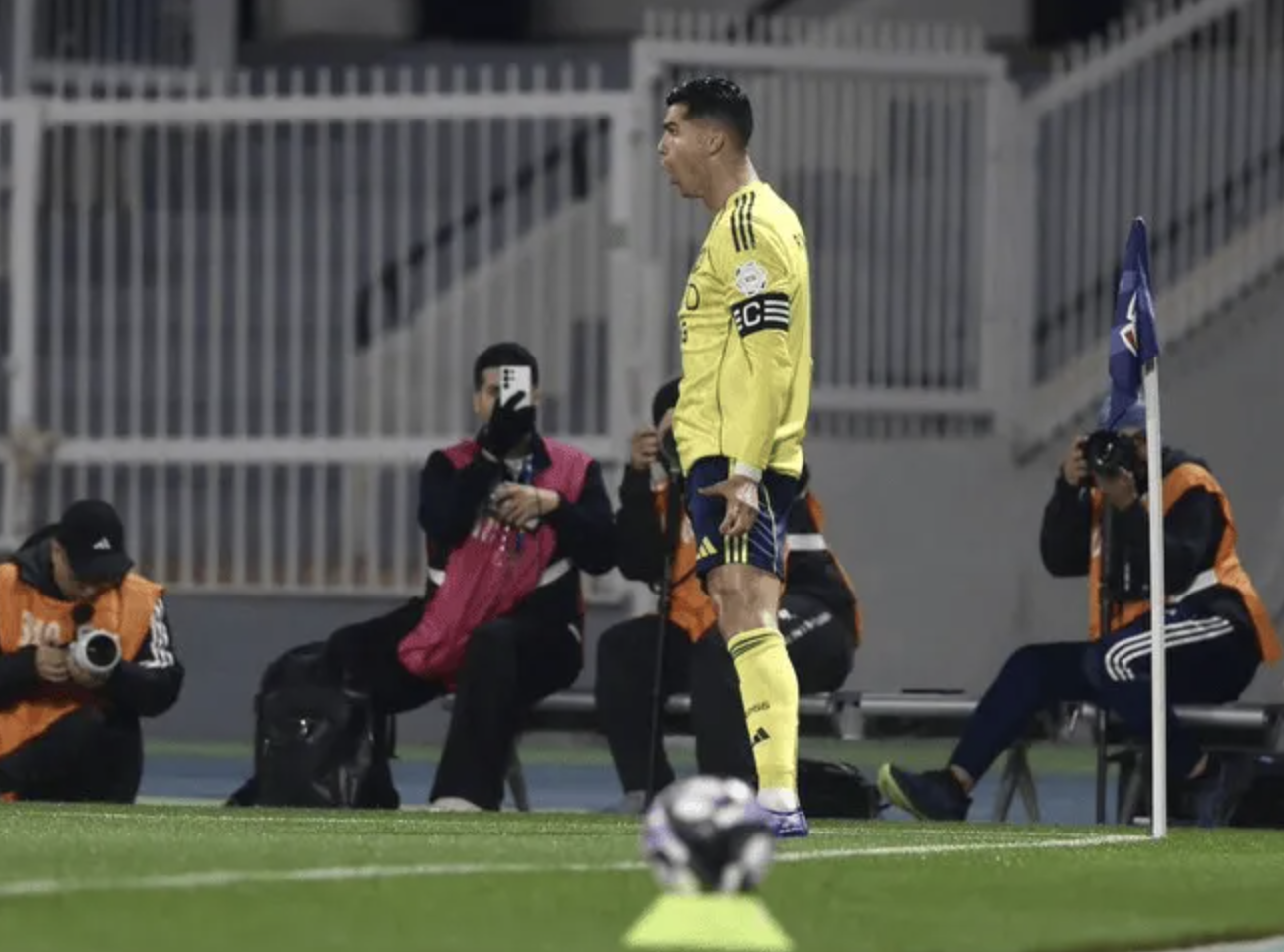 世俱杯买球网站-“住在越位线上” 40岁C罗用5越位拼来1进球 球迷嘲讽：就等吃饼